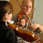 beginner in violin lesson with private violin teacher